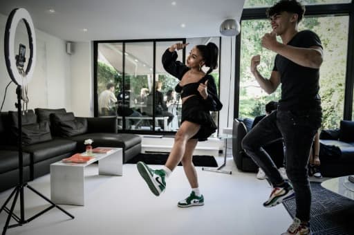 Photo prise le 29 mai 2020 dans une villa parisienne des jeunes influenceurs Marie-Victoire Tiangue (G) et Raphaël Curron, qui postent leurs créations sur le très populaire réseau social TikTok Photo prise le 29 mai 2020 dans une villa parisienne des jeunes influenceurs Marie-Victoire Tiangue (G) et Raphaël Curron, qui postent leurs créations sur le très populaire réseau social TikTok