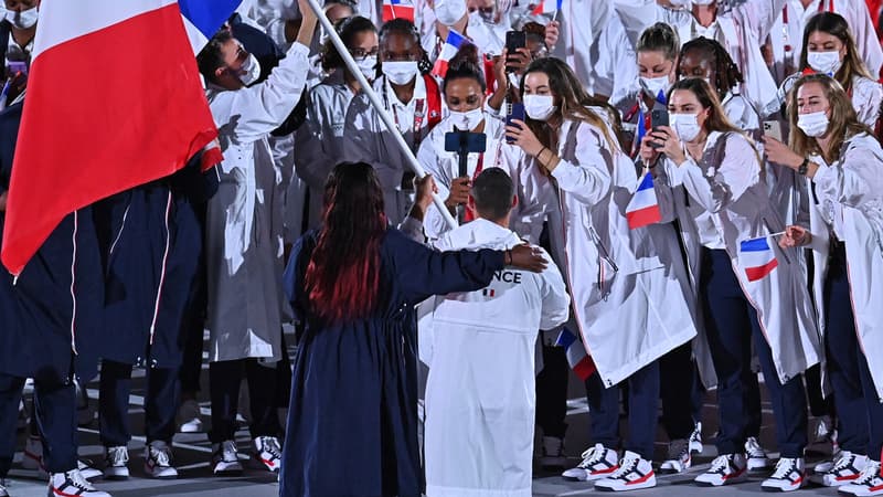 JO 2021: le salto d'Aït-Saïd lors du défilé de la délégation française