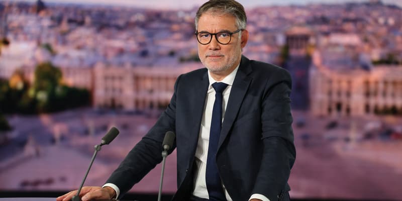 Le premier secrétaire du Parti socialiste français, Olivier Faure, sur le plateau du journal télévisé "Le 20 heures" de la chaîne TF1, à Boulogne-Billancourt, près de Paris, le 6 octobre 2025.