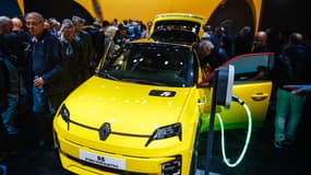 Une Renault 5 au Mondial de l'Automobile en 2024 à Paris