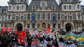 Manifestation devant l'Hôtel de Ville de Paris après la décision du Conseil constitutionnel de valider l'essentiel de la réforme des retraites, le 14 avril 2023.