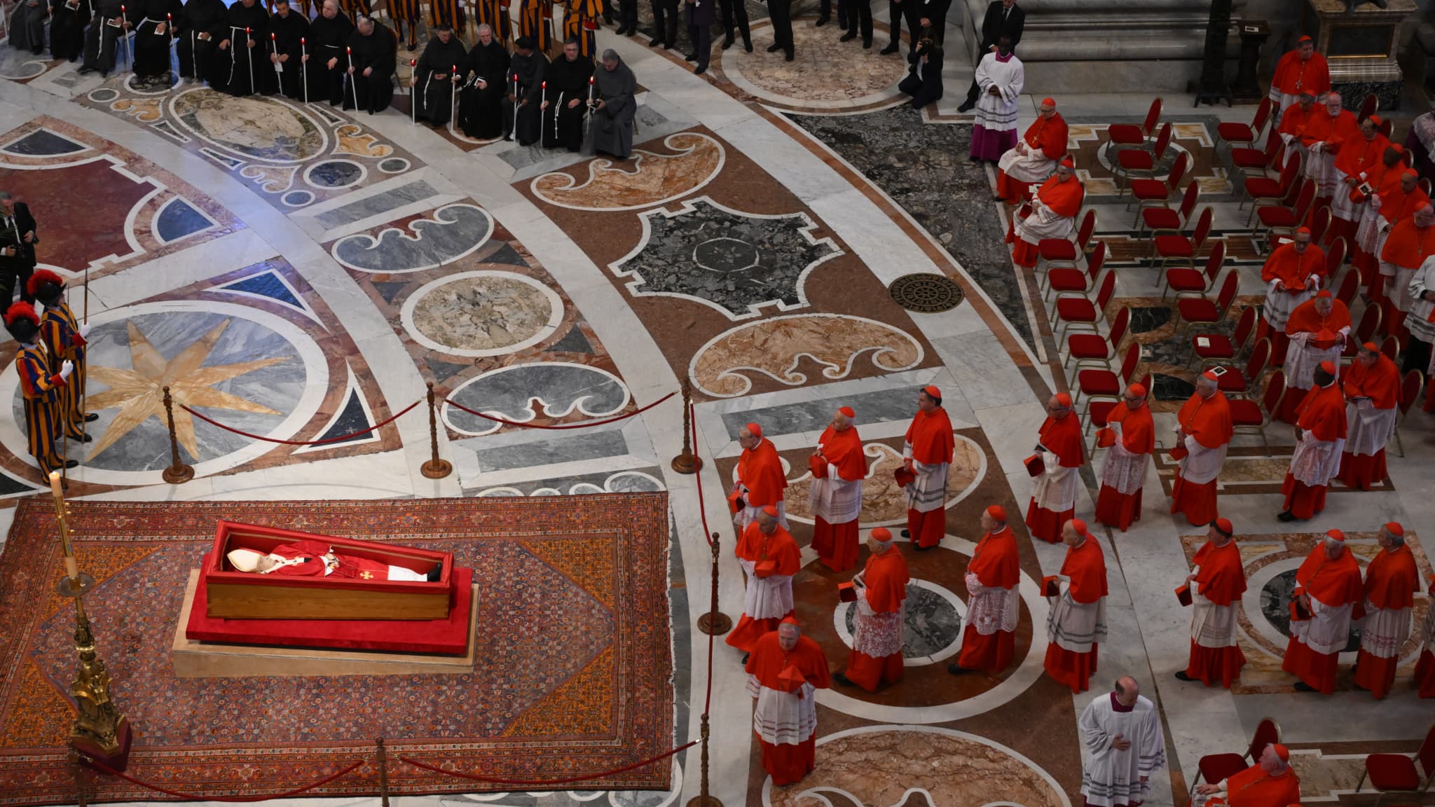 Le corps du pape François repose dans la basilique Saint-Pierre au Vatican, le 23 avril 2025. Le corps du pape François repose dans la basilique Saint-Pierre au Vatican, le 23 avril 2025.