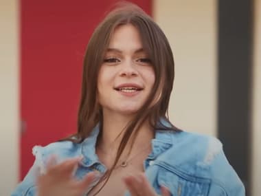 La jeune chanteuse Anaïs Robin, dans le clip de la chanson "Un autre". 