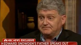 Le père d'Edward Snowden est inquiet pour son fils, accusé d'espionnage.