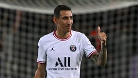 Le milieu de terrain argentin du Paris Saint-Germain, Angel Di Maria, fait des gestes pendant le match de football de L1 français entre le Montpellier Hérault SC et le Paris Saint-Germain (PSG) au Stade de la Mosson à Montpellier, dans le sud de la France, le 14 mai 2022.
