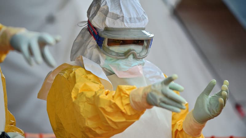 Un médecin de MSF au Sierra Leone dans un centre de traitement contre Ebola, image d'illustration.