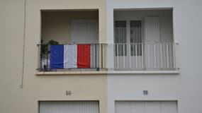 Au lendemain des attentats de Paris, le président de la République avait souhaité que les Français accrochent un drapeau tricolore à leur fenêtre en guise d'hommage national.