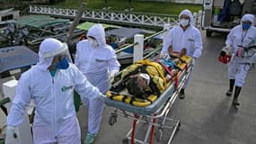 Une équipe médicale transportant un patient malade du Covid-19 à Portel. - Tarso Sarraf / AFP