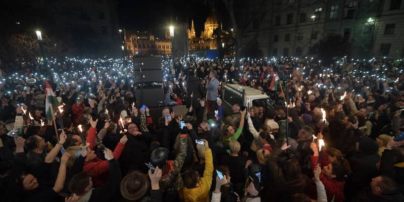 Des manifestants à Budapest, le 26 mars 2024 