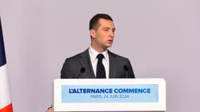 Jordan Bardella, président du RN, lors d'une conférence de presse le 24 juin 