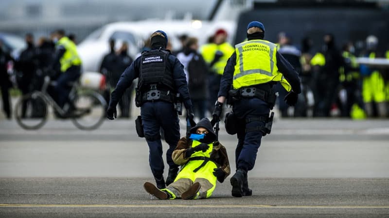Climat: des centaines d'activistes arrêtés à l'aéroport d'Amsterdam Schiphol