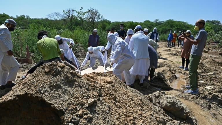Enterrement d'une personne décédée du Covid-19, le 22 mai 2021 à New Delhi, en Inde