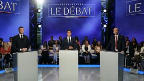 Débat télévisé entre Jordan Bardella (g, Rassemblement national), le Premier ministre Gabriel Attal (c, Renaissance) et Manuel Bompard (La France insoumise), à Boulogne-Billancourt le 25 juin 2024