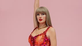 La statue de cire de Taylor Swift, reproduisant la tenue Versace, qu'elle portait au Stade Wembley de Londres, lors de sa tournée mondiale The Eras Tour,