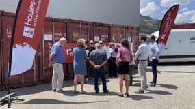 Trois nouveaux containers de stockage pour aider la population ukrainienne installés à Saint-Crépin (Hautes-Alpes) le 26 juin 2025.