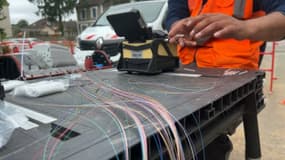 Des techniciens travaillent sur le rétablissement de la connexion internet en plein cœur d'Alençon (Orne) après plusieurs jours de panne. 