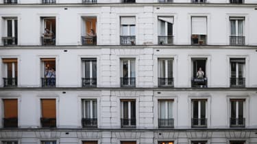 Des Français à leurs fenêtres pour applaudir les soignants en première ligne dans la lutte contre le Covid-19, le 30 mars 2020 (photo d'illustration)