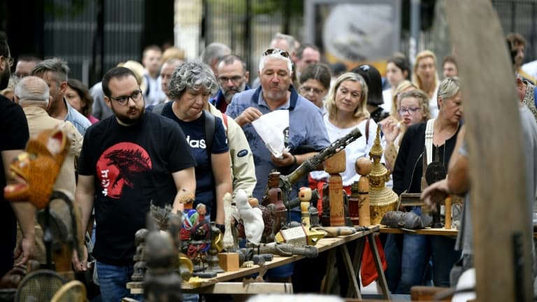 Des chineurs déambulent à la braderie de Lille, le 3 septembre 2022