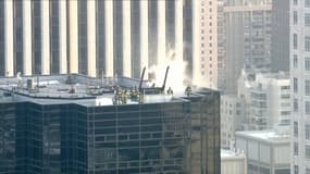 Le feu s'est déclaré sur le toit du building.