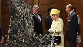 La reine d'Angleterre face au trône de fer de la série "Game of thrones"