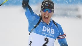 La joie du Français Quentin Fillon-Maillet, vainqueur de la poursuite, comptant pour la Coupe du monde de biathlon, le 12 décembre 2020 à Hochfilzen (Autriche)