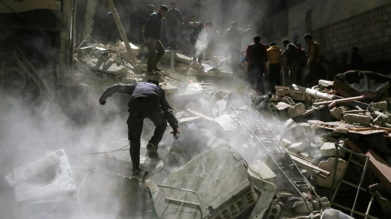 Dans les décombres, les "casques blancs" recherchent les éventuels survivants après le raid aérien qui a fait au moins 72 morts mardi