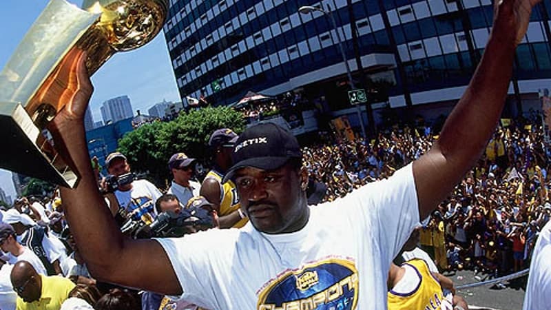 Shaquille O'Neal fête l'un de ses trois titres conquis avec les Lakers