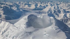 Une émission de gaz volcanique s'échappe du Mont Spurr, un volcan actif, en Alaska, aux États-Unis, le 7 mars 2025