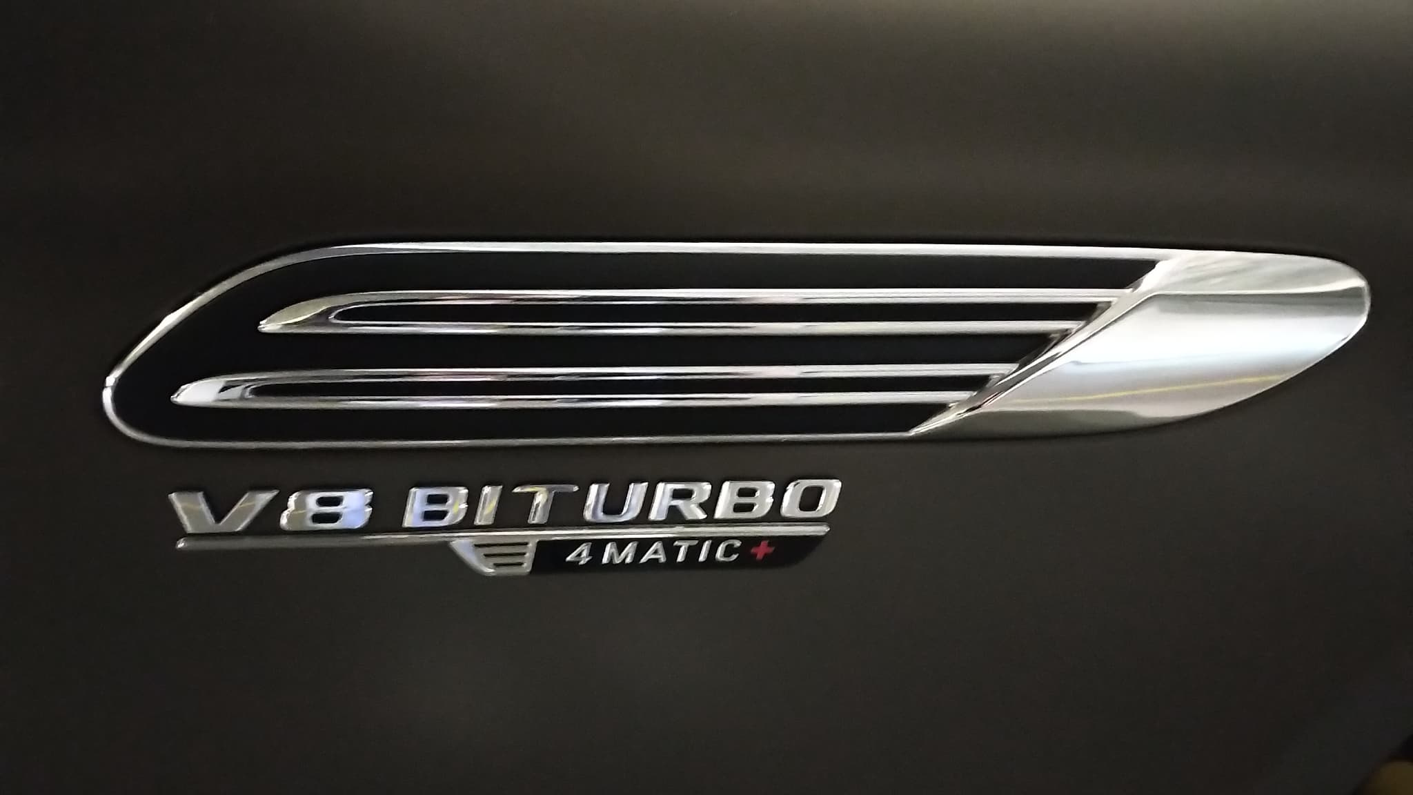 Sous le capot de notre modèle d'essai, un V8 Biturbo de 585 chevaux pour un couple de 800Nm. Sous le capot de notre modèle d'essai, un V8 Biturbo de 585 chevaux pour un couple de 800Nm.