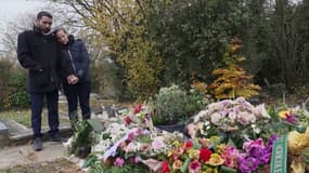 Marie-Anne et Kevin se recueillant devant la tombe de leur fille Léanne
