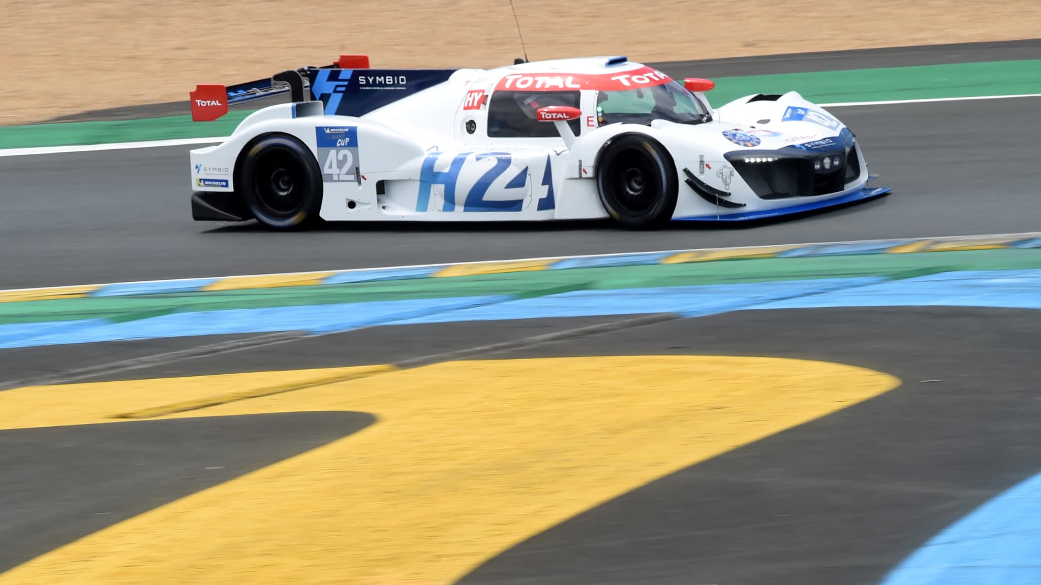 La voiture de course Mission H24 sur la piste du Mans en 2021. La voiture de course Mission H24 sur la piste du Mans en 2021.