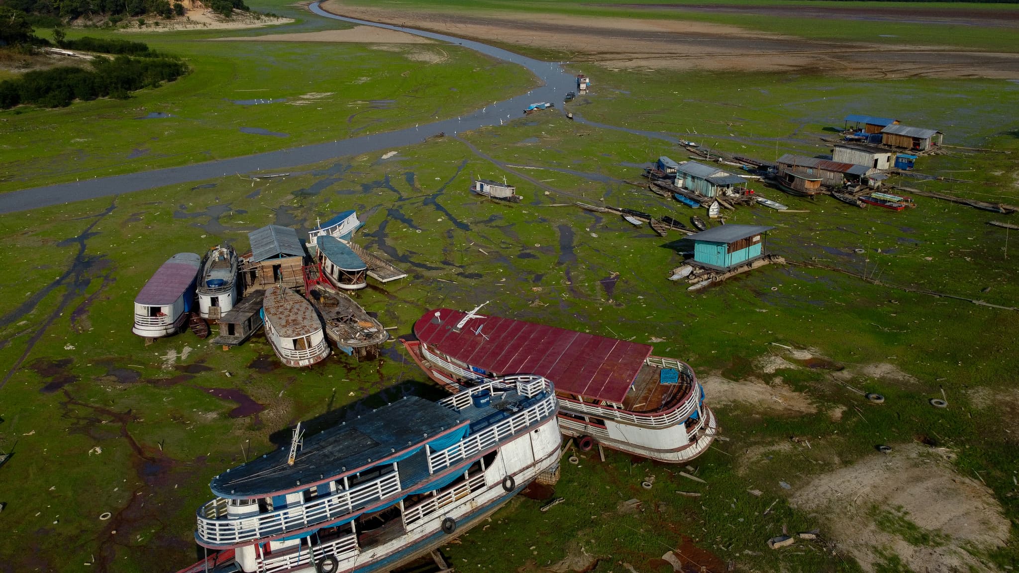 Des bateaux pris au piège de la sécheresse touchant l'Amazone, au Brésil.