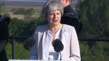 Theresa May prenant la parole à Ver-sur-Mer (Calvados)
