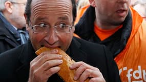 Le candidat socialiste à l'élection présidentielle, François Hollande, est venu vendredi dire sa "solidarité" avec les salariés d'ArcelorMittal à Florange, en Moselle, entreprise sidérurgique menacée. /Photo prise le 24 février 2012/REUTERS/François Lenoi