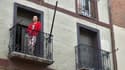 Une personne atteinte du coronavirus et placée en confinement prend l'air sur son balcon.