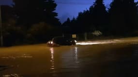 Une voiture fait marche arrière, cernée par les eaux, le 1er juin 2018 à Wissembourg, dans le Bas-Rhin. 