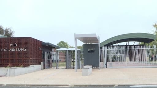 Capture d'écran d'une vidéo AFPTV montrant le lycée Edouard-Branly, où un élève a été filmé menaçant sa professeur avec une arme factice, le 18 octobre 2018 Capture d'écran d'une vidéo AFPTV montrant le lycée Edouard-Branly, où un élève a été filmé menaçant sa professeur avec une arme factice, le 18 octobre 2018