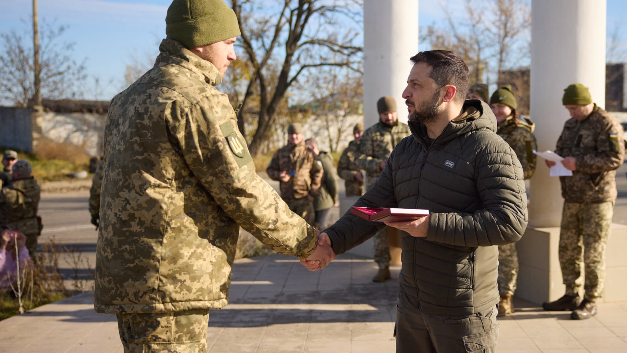 Zelensky récompense un soldat ukrainien pour son service à la nation, à Kherson, le 14 novembre 2022 Zelensky récompense un soldat ukrainien pour son service à la nation, à Kherson, le 14 novembre 2022
