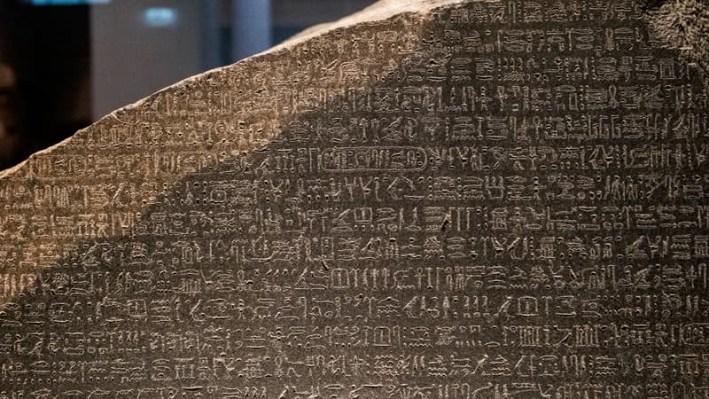 Des archéologues égyptiens demandent le rapatriement de la pierre de Rosette