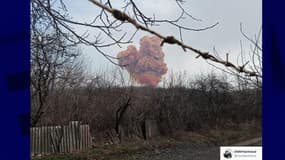 Photo d'un nuage orangé dû à la frappe sur une réserve d'acide nitrique à Roubijné, selon Serguiï Gaïdaï, gouverneur de Lougansk