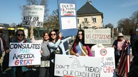 Des manifestants brandissent des pancartes demandant que le consulat américain de Strasbourg ne soit pas fermé, le 7 mars 2025.