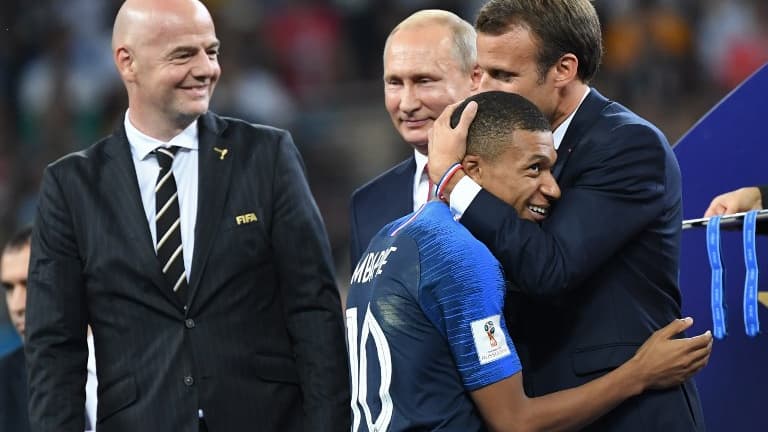 Emmanuel Macron serrant dans ses bras Kylian Mbappé, lors de la cérémonie de la finale de la Coupe du monde 2018