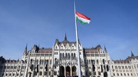 Le drapeau de la Hongrie flottant devant le parlement hongrois en mars 2022 à Budapest.