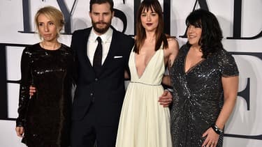 Les acteurs de "Cinquante nuances de Grey", Jamie Dornan et Dakota Johnson, entourés à gauche de la réalisatrice Sam Taylor-Johnson et de l'auteur E. L. James.