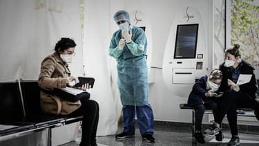 Des personnes en attente d'être testées à Paris, le 27 mars 2020.