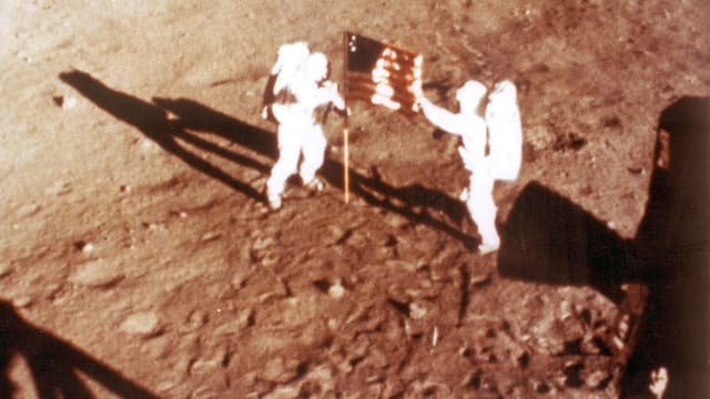Neil Armstrong et Buzz Aldrin plantent le drapeau américain sur le sol lunaire, le 20 juillet 1969.