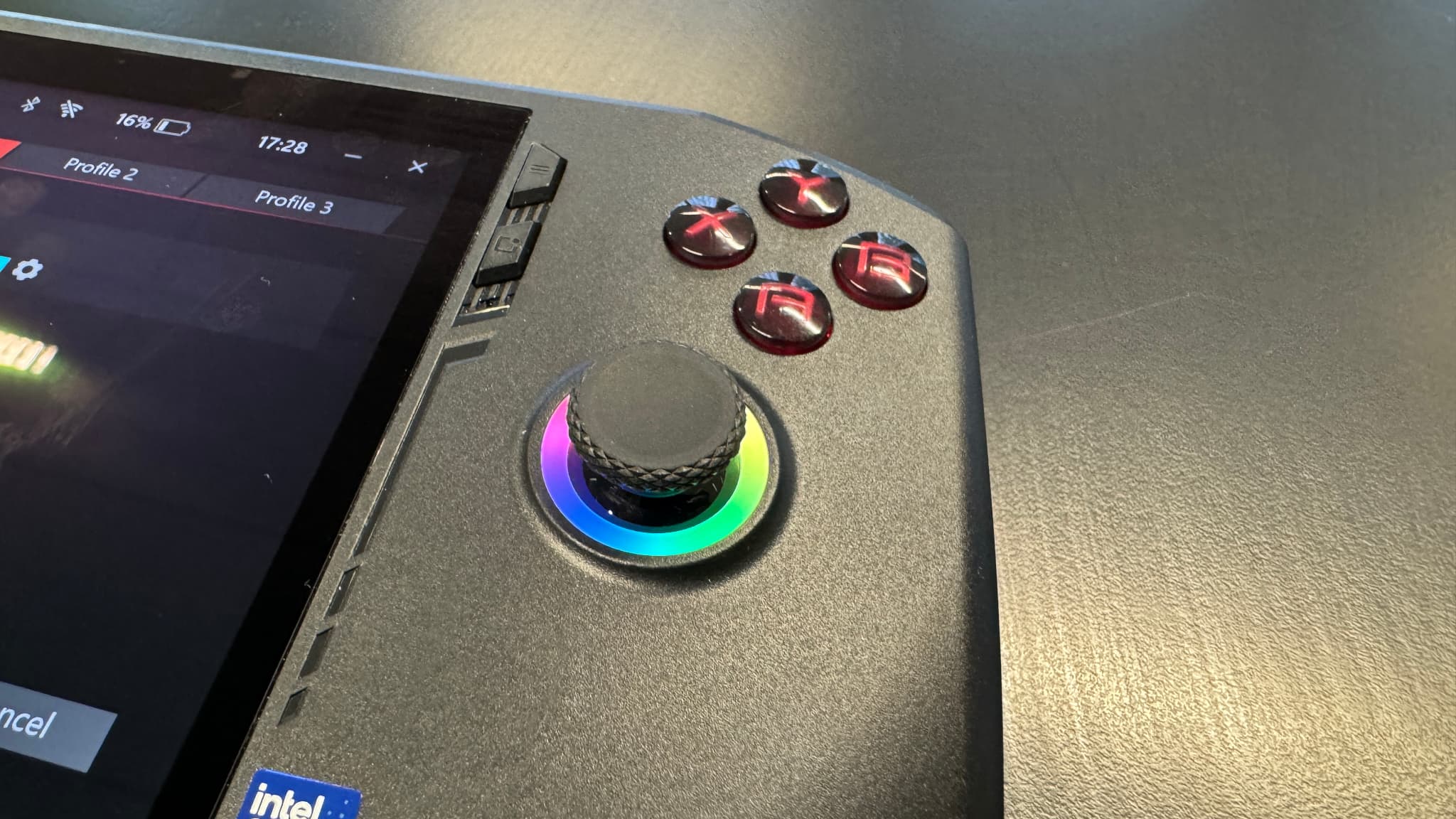 Il est possible de personnaliser l'éclairage LED des joysticks de la MSI Claw