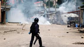 Policier anti-émeute face à des manifestants de l'opposition à Kinshasa. Des heurts entre militants de l'opposition et forces de sécurité ont éclaté samedi en République démocratique du Congo (RDC), faisant au moins un mort, au lendemain de l'annonce offi