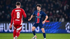 Hugo Magnetti et Vitinha lors de PSG-Brest en Ligue des champions, en février 2025.