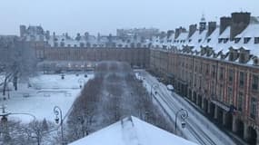 La place des Vosges à Paris sous la neige - Témoins BFMTV